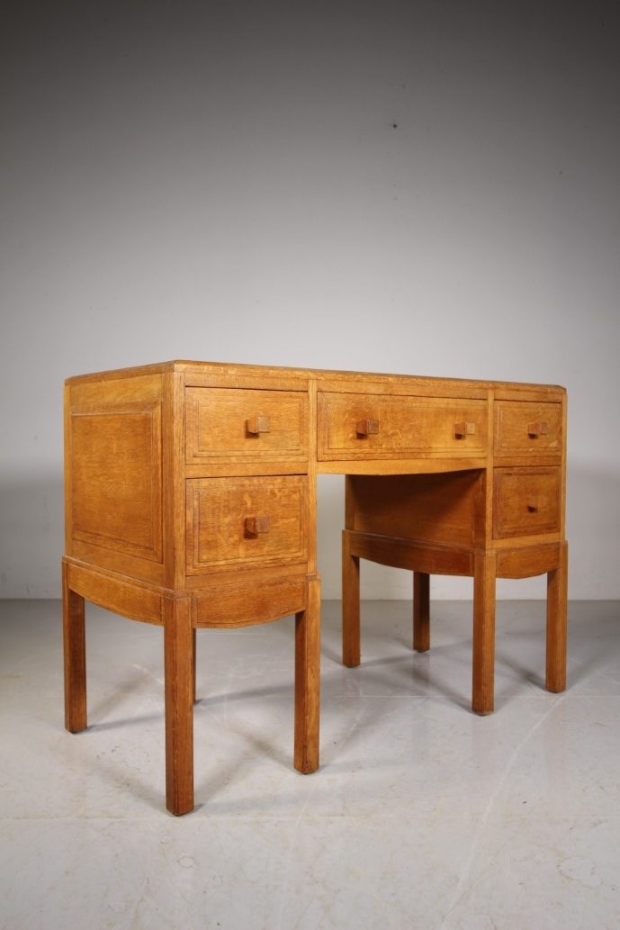 Bryn Mawr Welsh 1930’s Superb Quality Oak Writing Desk