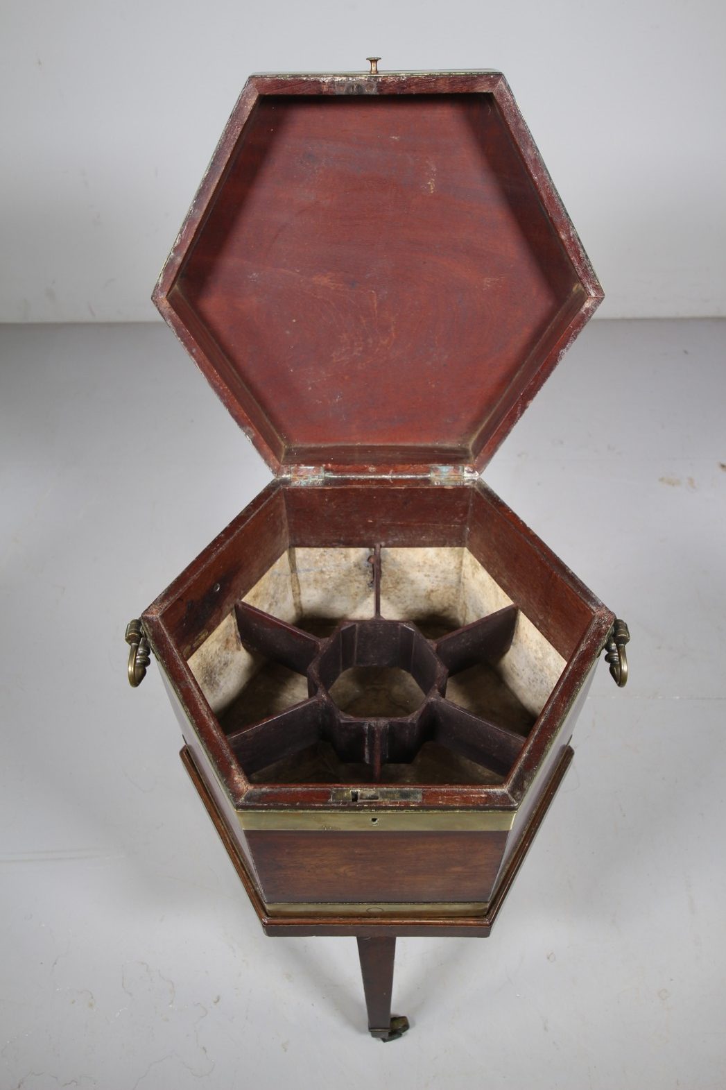 English Quality Georgian Antique Mahogany Cellarette - Image 6