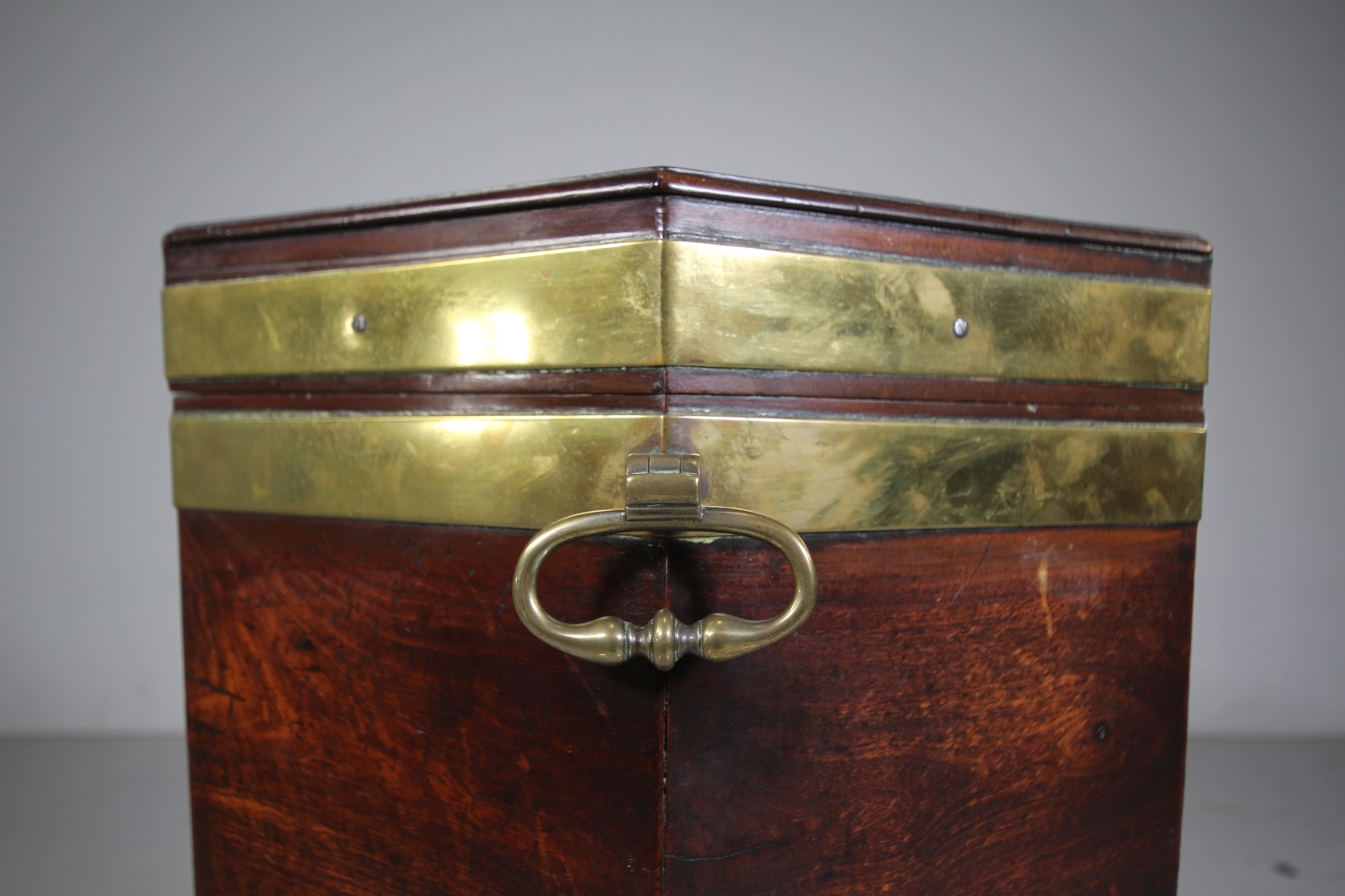 English Quality Georgian Antique Mahogany Cellarette - Image 9