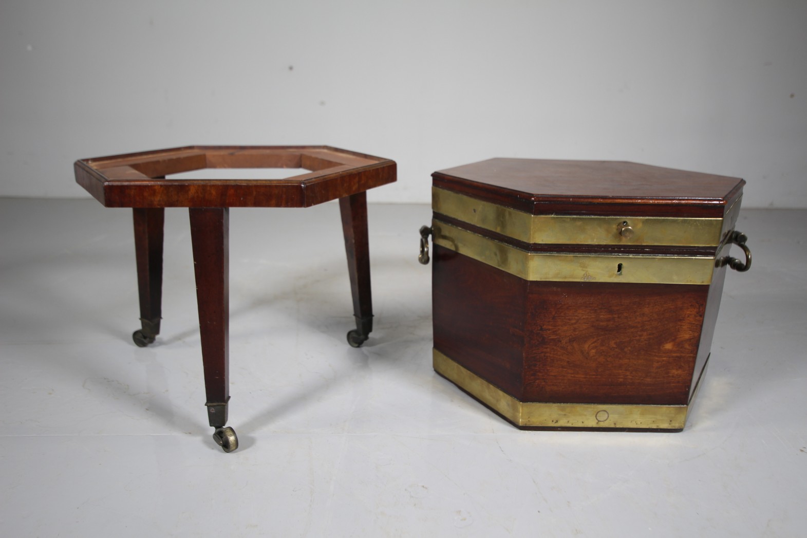 English Quality Georgian Antique Mahogany Cellarette - Image 10