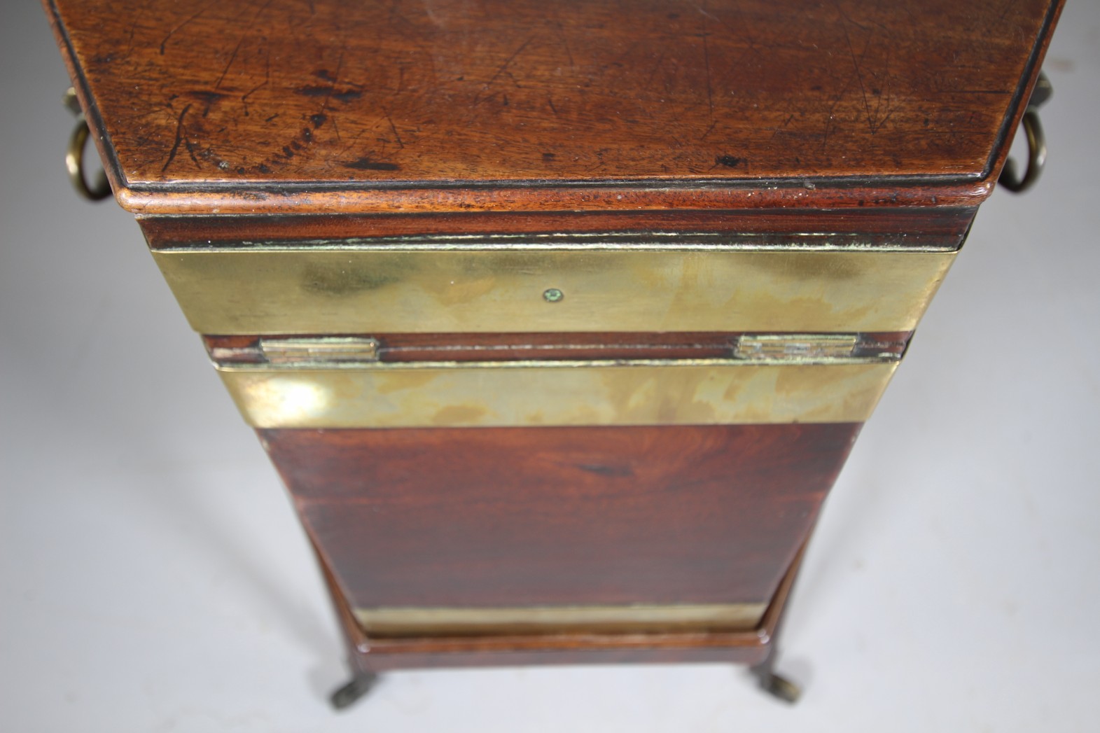 English Quality Georgian Antique Mahogany Cellarette - Image 3