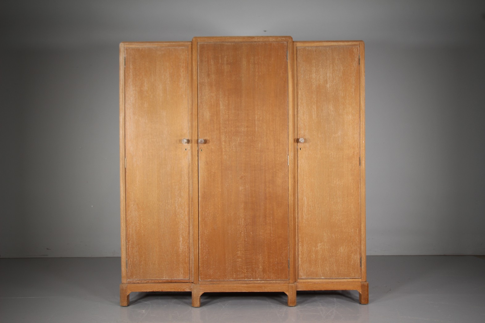 Fabulous Heals 1920's Oak Triple Wardrobe - Splits Up - Image 8